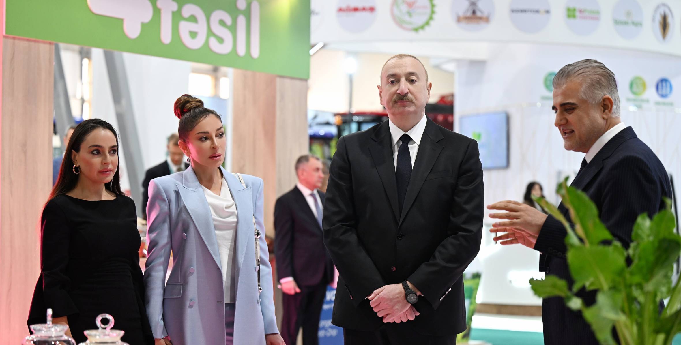 Prezident ailəsi ilə sərgidə – Fotolar