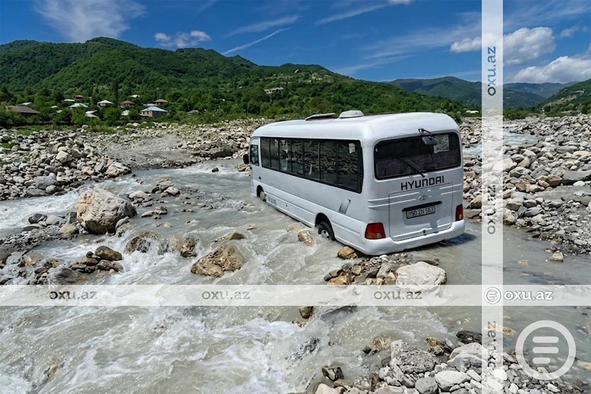 Şamaxıda sərnişin avtobusu çayın ortasında qaldı