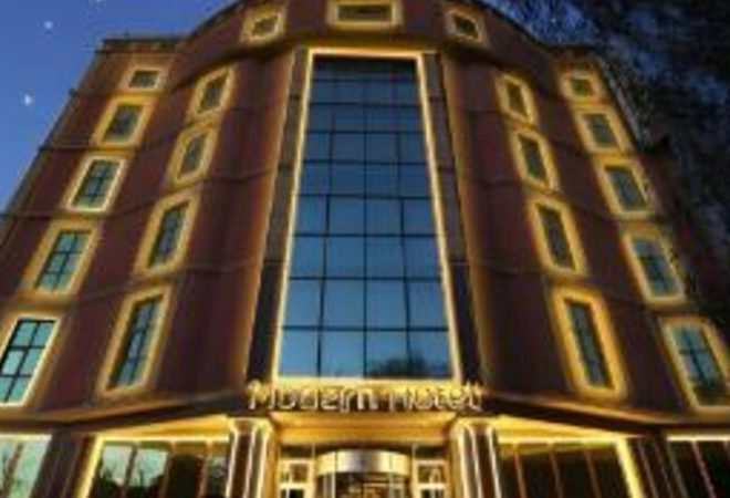 Bakıda boğazı kəsilən gənc oğlan otelə gələrək kömək istəyib