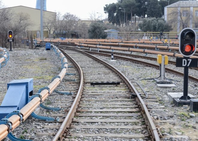 Bakıda dəmir yoluna çıxan kişini qatar vurub