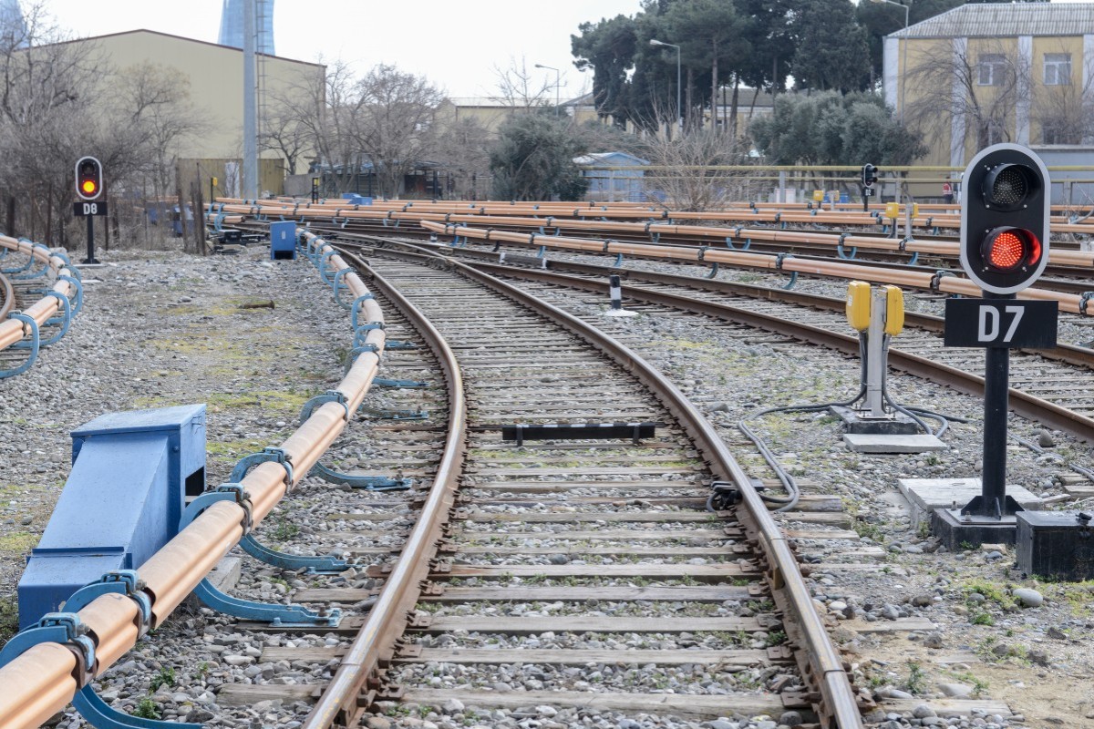 Bakıda dəmir yoluna çıxan kişini qatar vurub