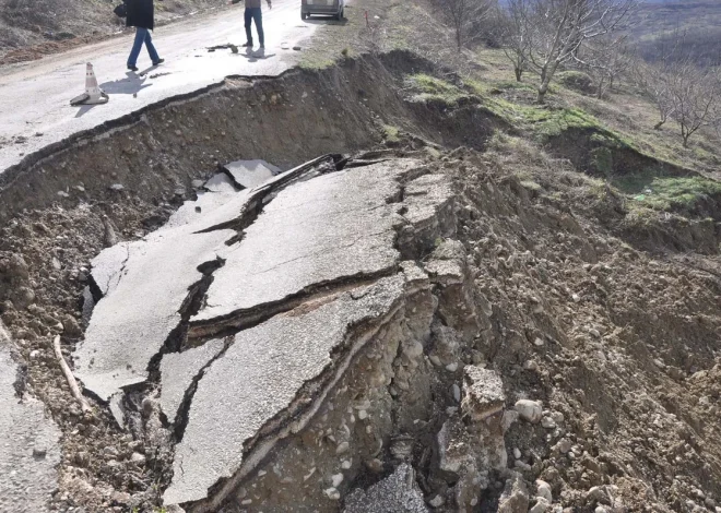 Şamaxıda torpaq sürüşməsi yolları yararsız hala salıb