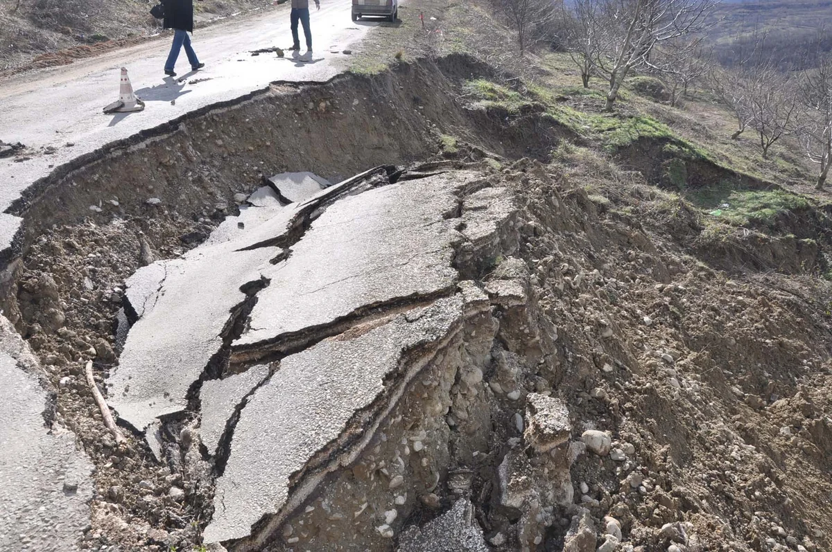 Şamaxıda torpaq sürüşməsi yolları yararsız hala salıb