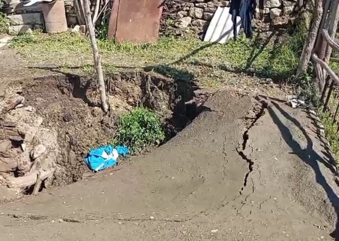 Qubada sel avtomobil yolunu yararsız hala salıb