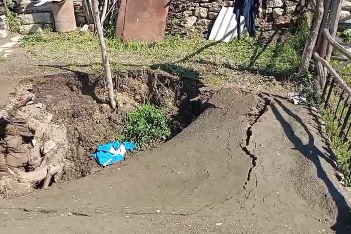 Qubada sel avtomobil yolunu yararsız hala salıb