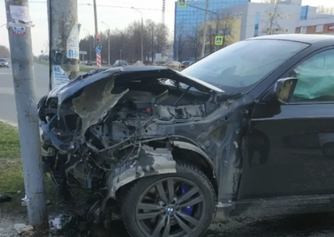 Bakıda BMW işıq dirəyinə ÇIRPILDI: XƏSARƏT ALAN VAR