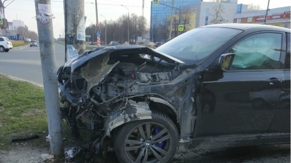 Bakıda BMW işıq dirəyinə ÇIRPILDI: XƏSARƏT ALAN VAR