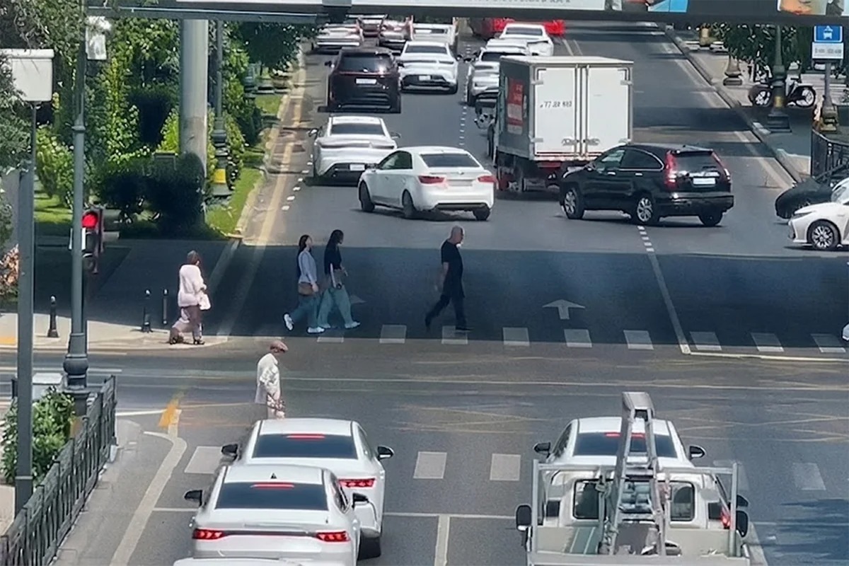 Bakıda iki parkın kəsişməsində yeni piyada işıqforları quraşdırılıb