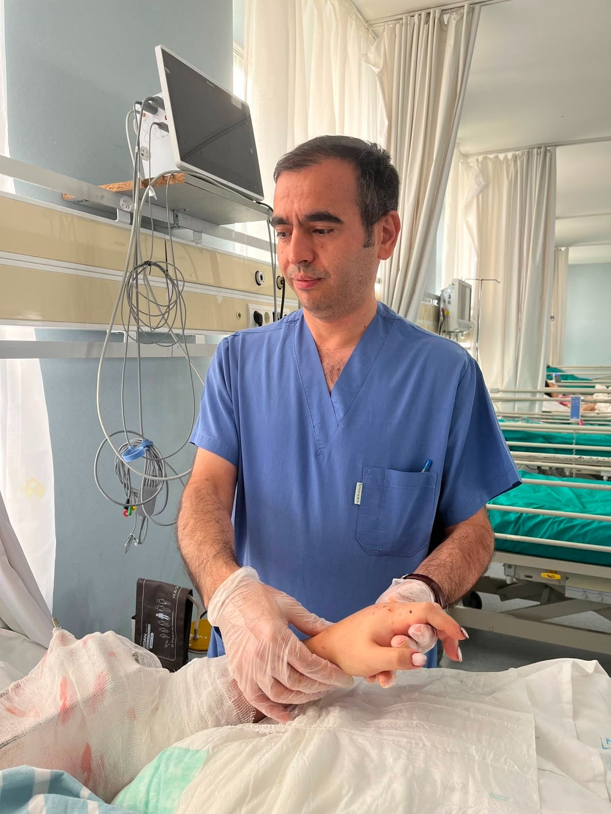 Bakıda qızın qopmuş qolu yerinə bərpa olundu