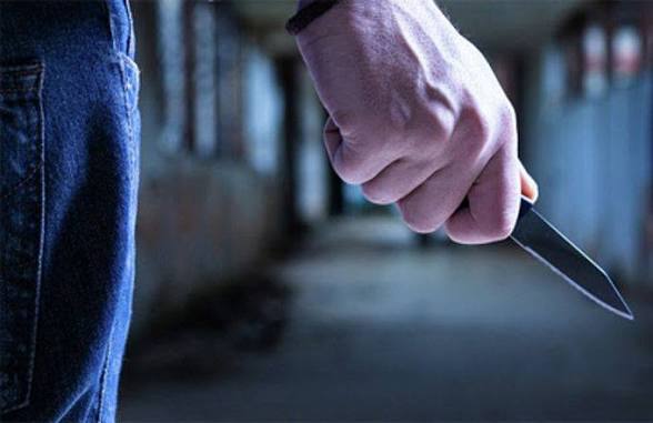 Bakıda kişi yaşadığı binanın həyətində bıçaqlanıb