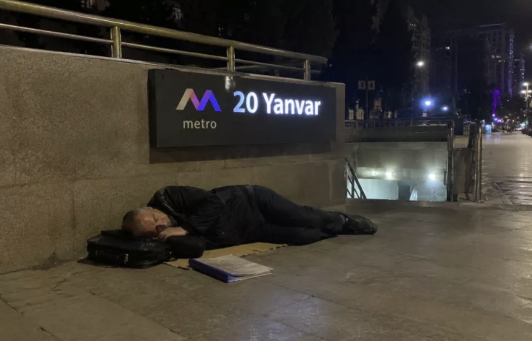 Bakıda müəllim küçədə yatdı – Hər şeyi oğurlandı