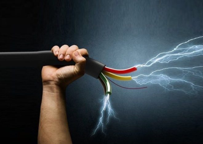 Şəkidə yüksək gərginlikli elektrik cərəyanının vurduğu kişi yanaraq ölüb