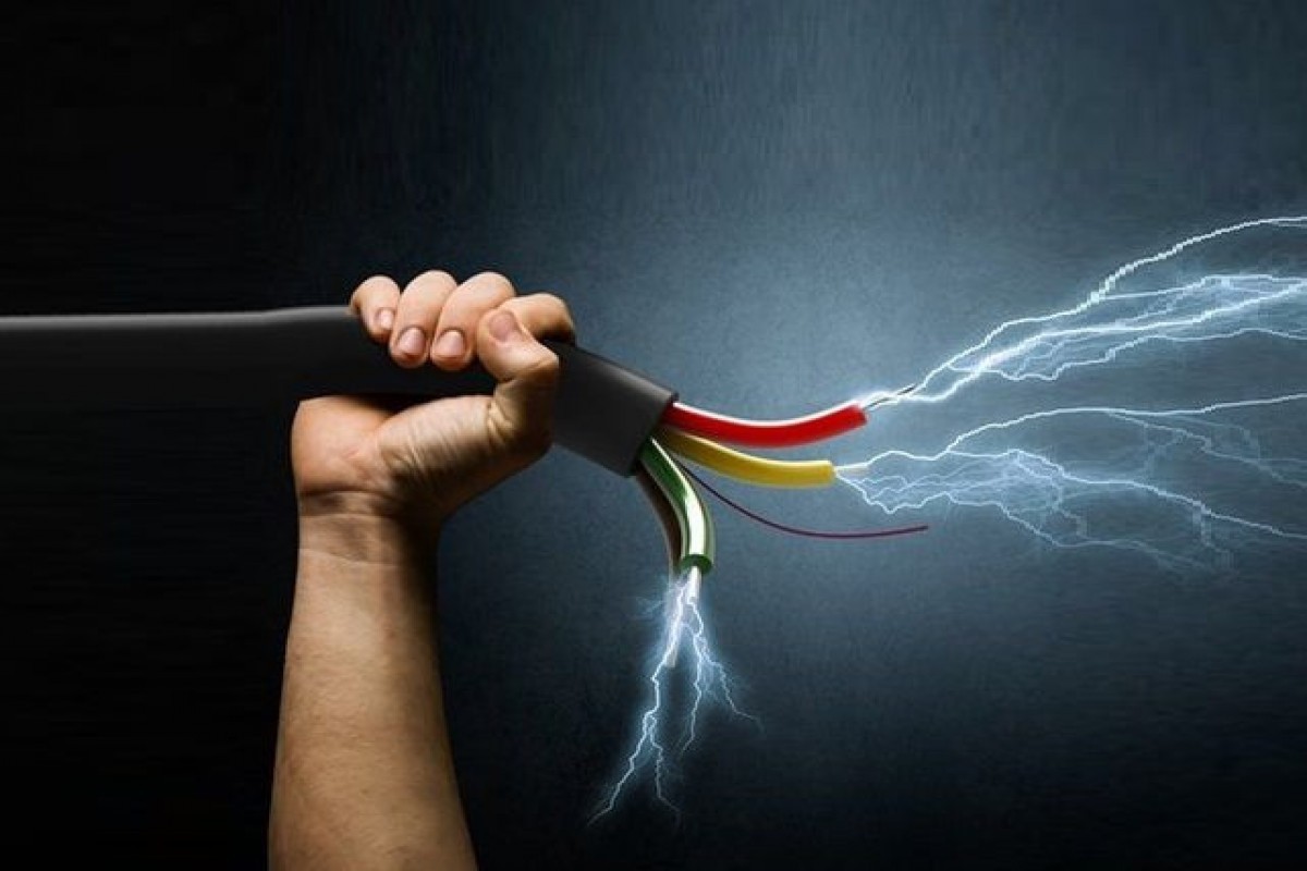 Şəkidə yüksək gərginlikli elektrik cərəyanının vurduğu kişi yanaraq ölüb