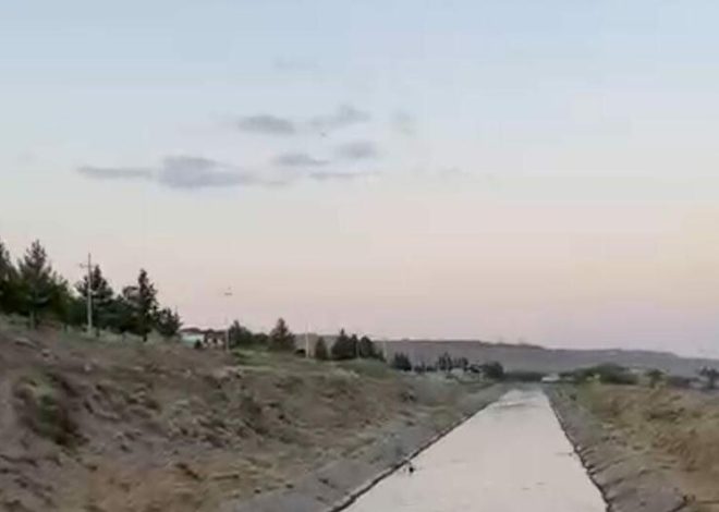 Ağdaşda avtomobil su kanalına aşıb