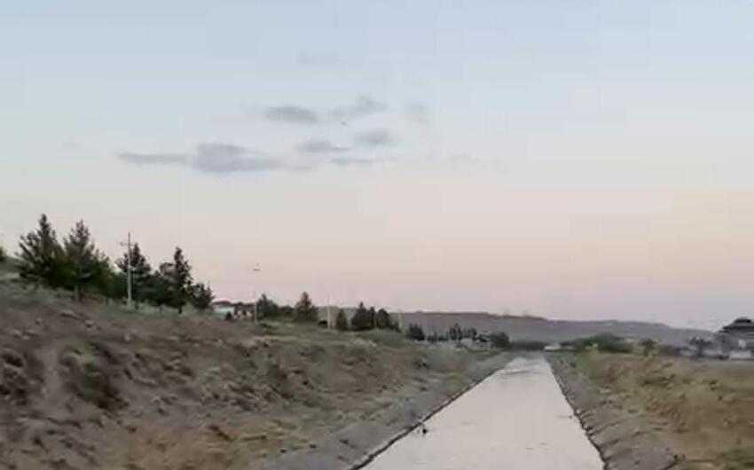 Ağdaşda avtomobil su kanalına aşıb