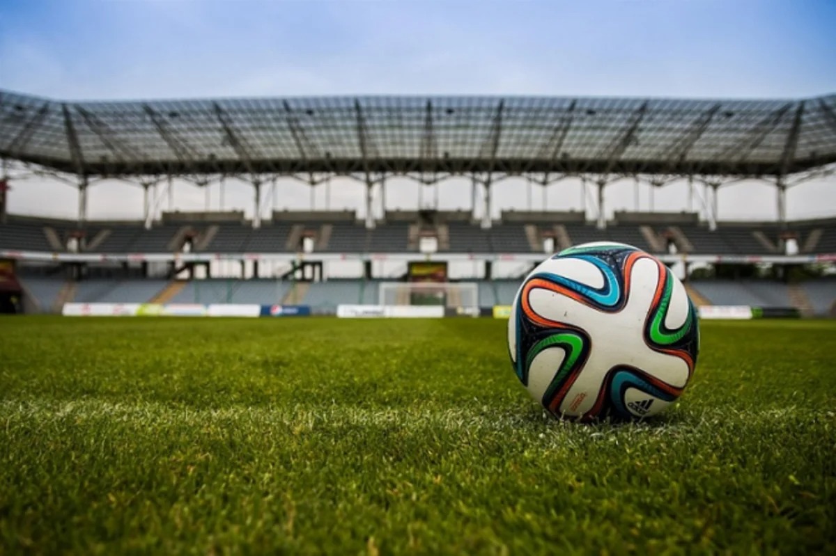 Bakıda 27 yaşlı kişi stadionda öldü