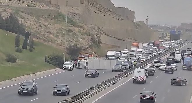 Qaradağda yol-nəqliyyat hadisəsi baş verib, sıxlıq yaranıb