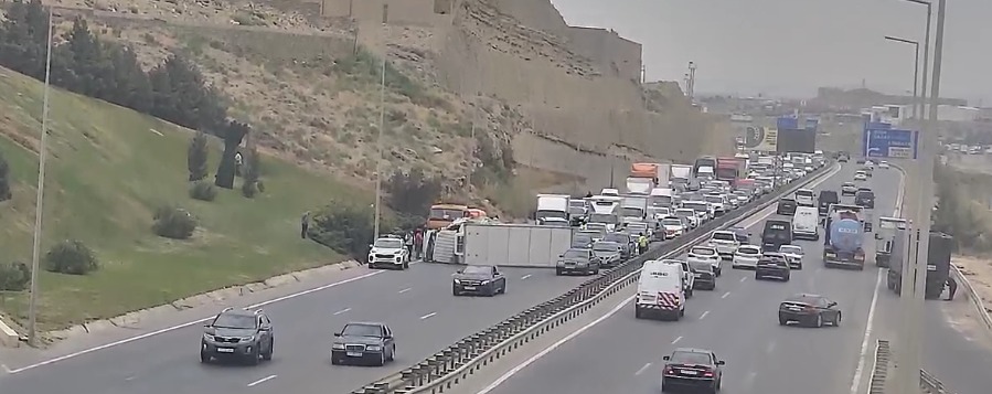 Qaradağda yol-nəqliyyat hadisəsi baş verib, sıxlıq yaranıb