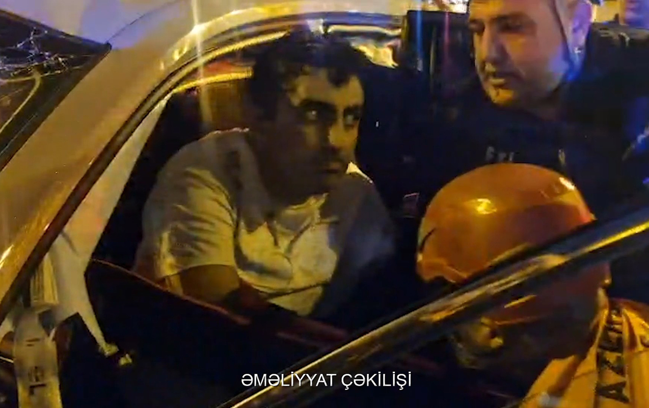 Maşında sıxılan şəxsi FHN əməkdaşları xilas etdi