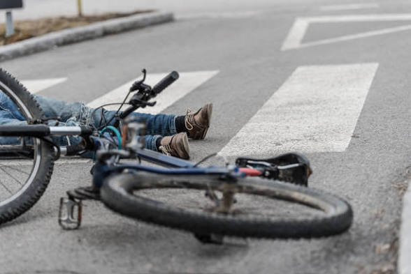Ucarda avtomobilin vurduğu velosipedçi ölüb