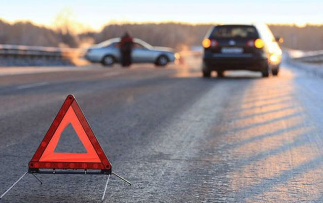 “Mercedes” işıq dirəyinə çırpılıb – 3 nəfər xəsarət aldı