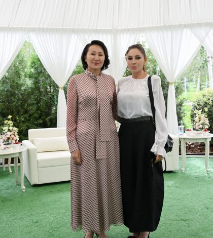 Birinci xanım Mehriban Əliyeva Bişkekdə dekorativ-tətbiqi sənət ustalarının əl işlərindən ibarət sərgi ilə tanış olub