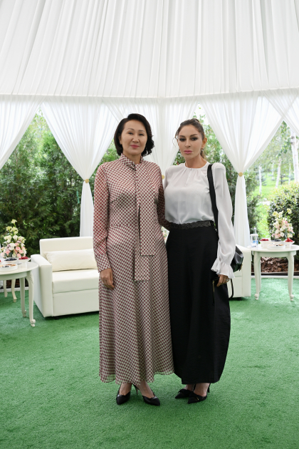Birinci xanım Mehriban Əliyeva Bişkekdə dekorativ-tətbiqi sənət ustalarının əl işlərindən ibarət sərgi ilə tanış olub