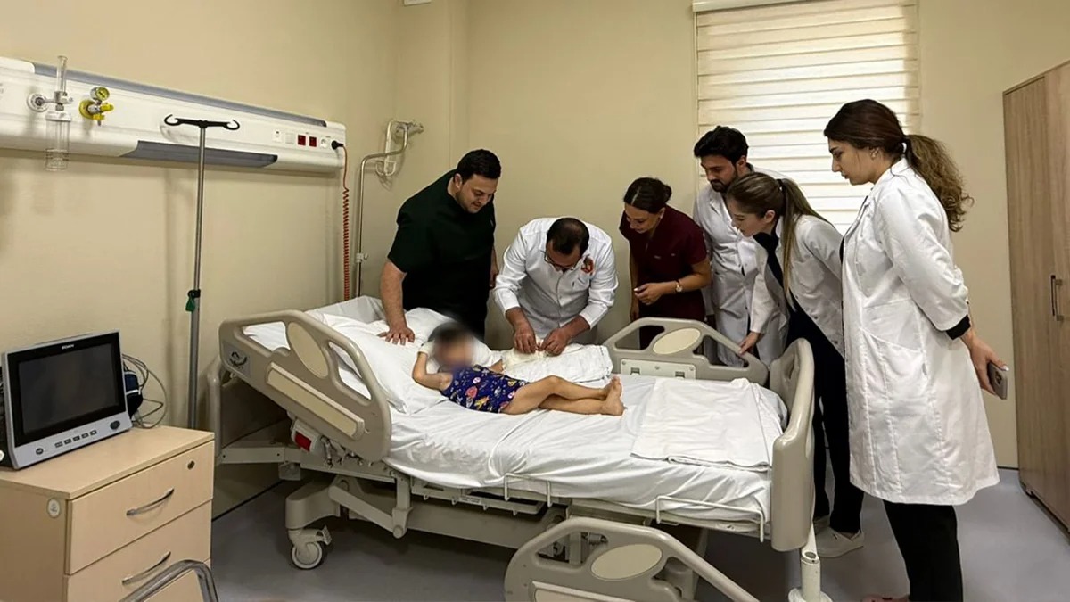 Azərbaycanda azyaşlı uşağın ət maşınında qalan əli 8 saatlıq mikrocərrahi əməliyyatla bərpa edilib