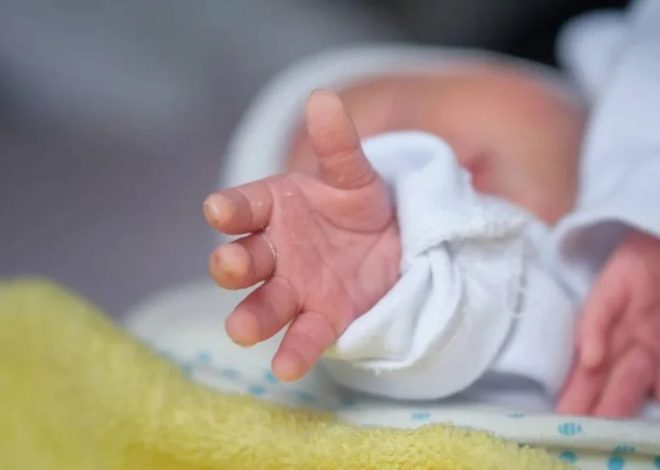 Göyçayda ana pilləkəndən yıxıldı, üçaylıq körpəsi öldü