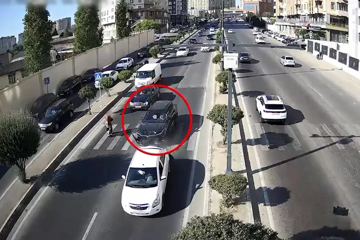 Bakıda sürücünün diqqətsizliyi piyada keçidində faciəyə səbəb olacaqdı