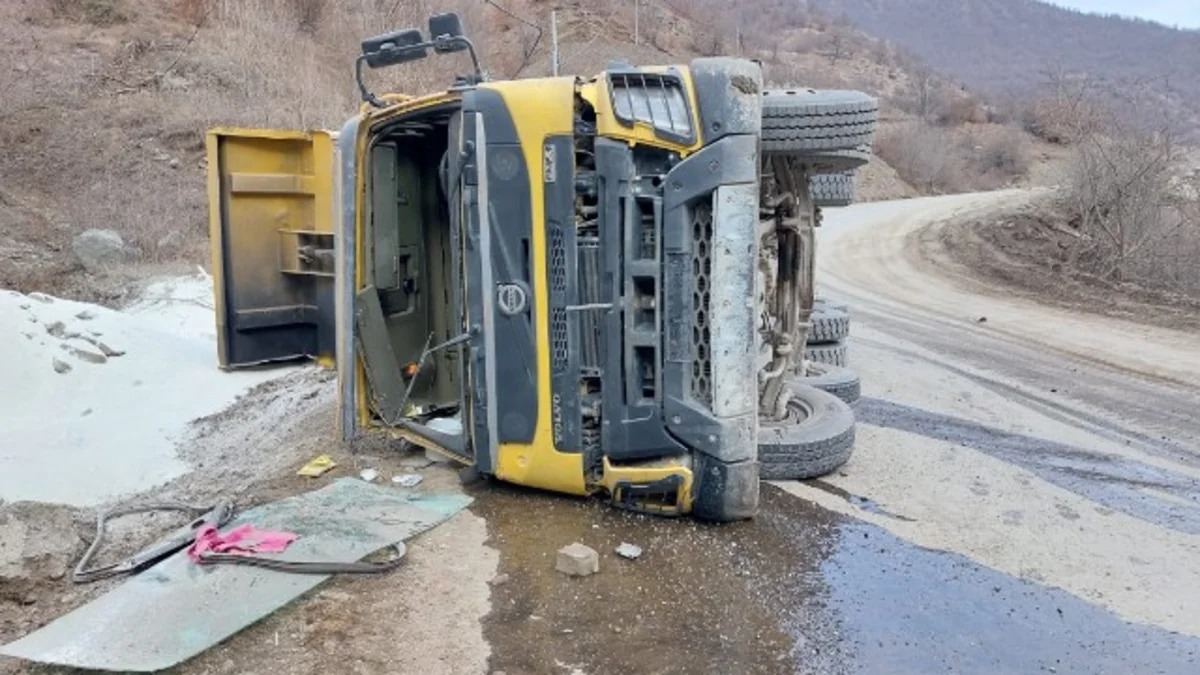 Masazırda yük maşını aşıb, ölən və xəsarət alanlar var