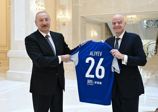 Canni İnfantino İlham Əliyevə idman köynəyi hədiyyə etdi