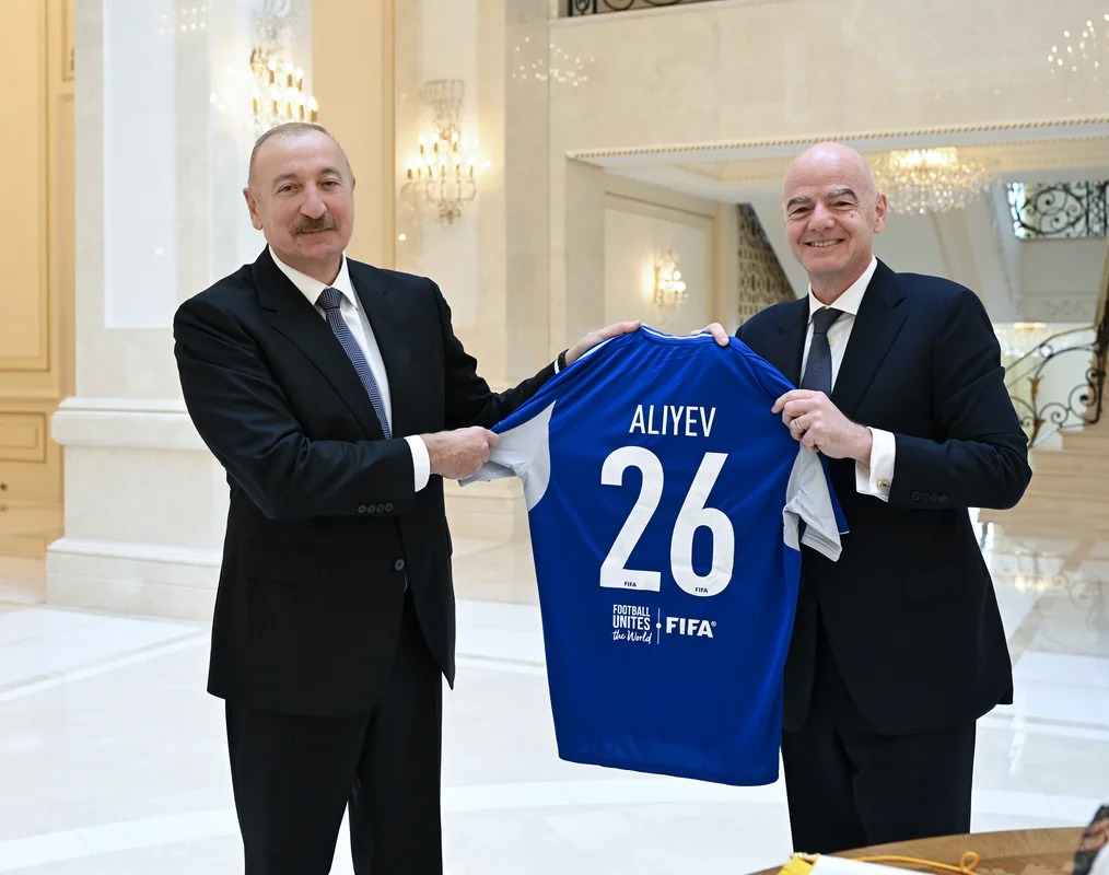 Canni İnfantino İlham Əliyevə idman köynəyi hədiyyə etdi