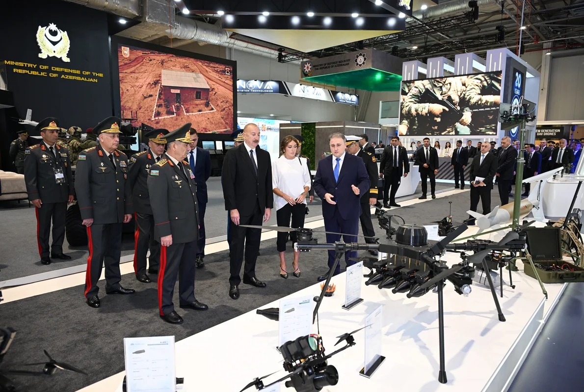 İlham Əliyev “ADEX 2026” və “Securex Caspian” sərgiləri ilə tanış olub