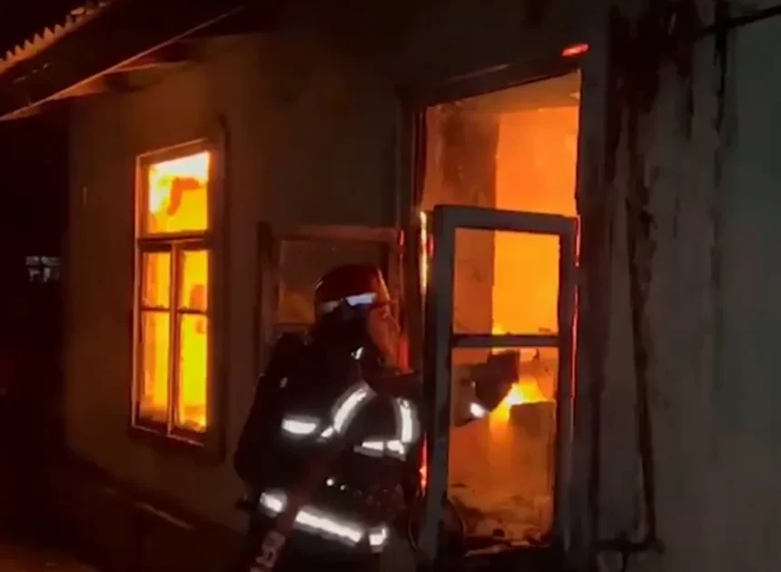 Ailə üzvləri ilə mübahisə etdi, yaşadığı evi yandırdı