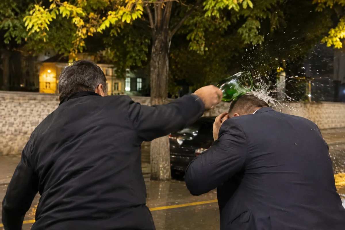 Məmur Şəkidə “ciyər axşamı”nda bələdiyyə sədrinin başına butulka çırpdı