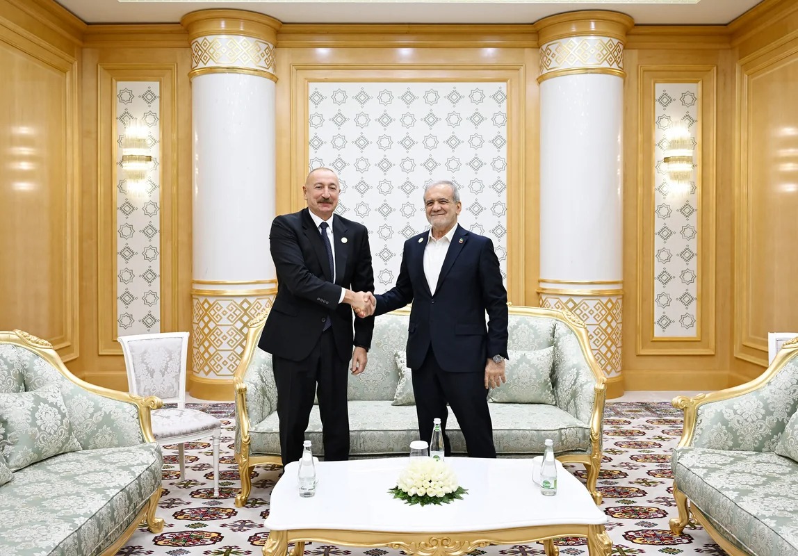 Türkmənbaşı şəhərində İlham Əliyevin Məsud Pezeşkianla görüşü keçirilib