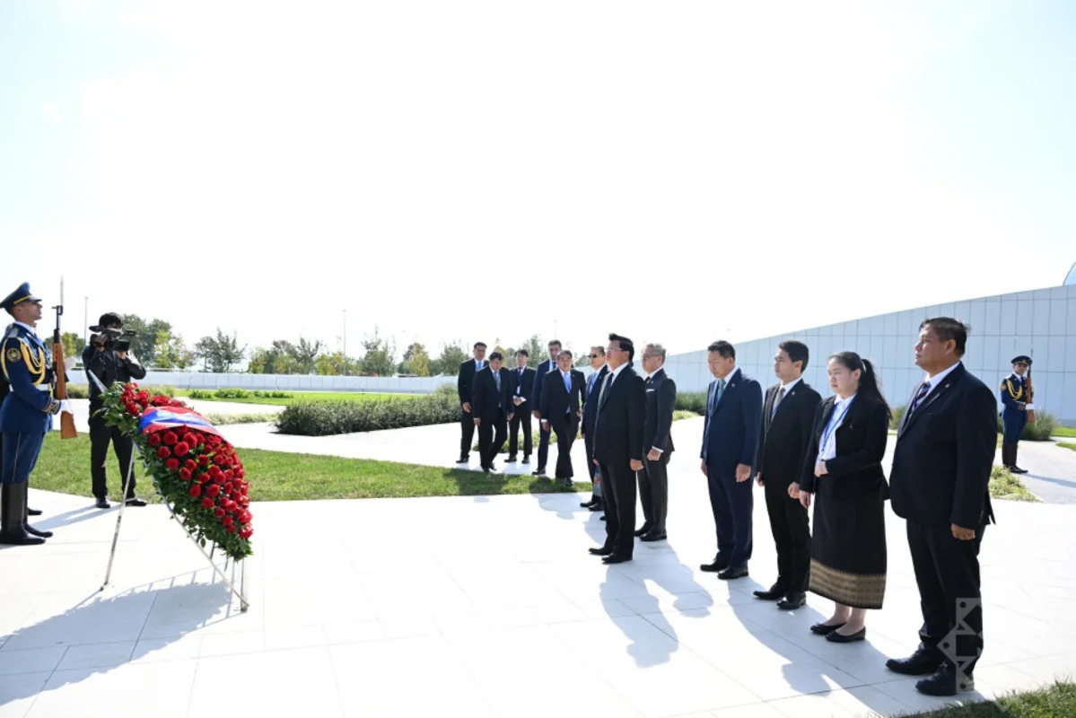 Laos prezidenti Zəfər parkını ziyarət edib