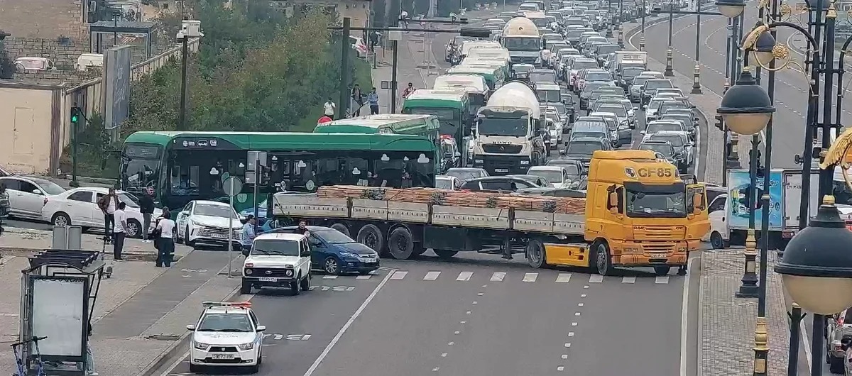 Bakıda nasaz yük maşını əsas yoldan kənarlaşdırıldı