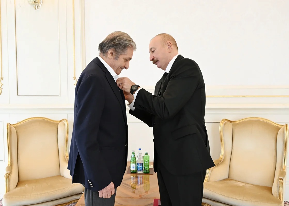 İlham Əliyev Fərhad Xəlilova “İstiqlal” ordenini təqdim edib