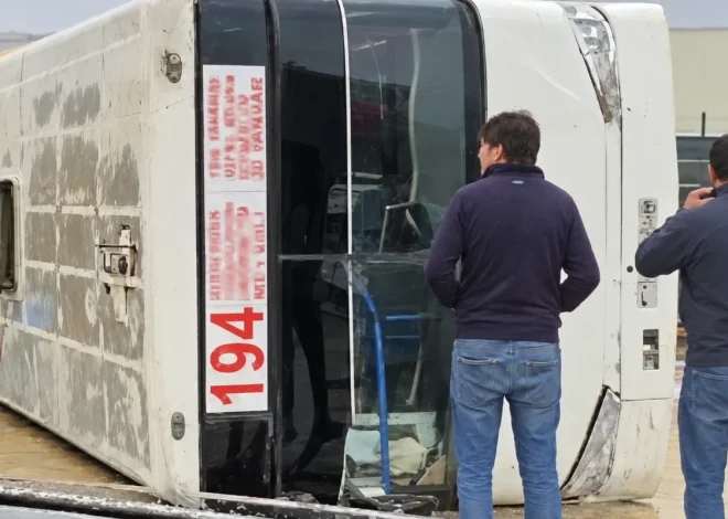 Məşhur ticarət mərkəzinin girişində sərnişin avtobusu aşdı: Yaralılar var