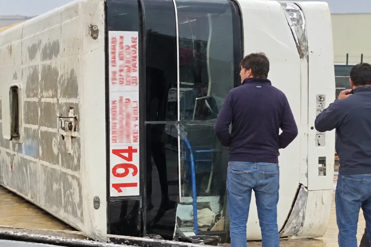 Məşhur ticarət mərkəzinin girişində sərnişin avtobusu aşdı: Yaralılar var