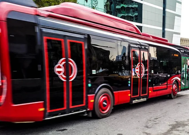 Gəncədə “BakuBus”un avtobusu qəza törətdi