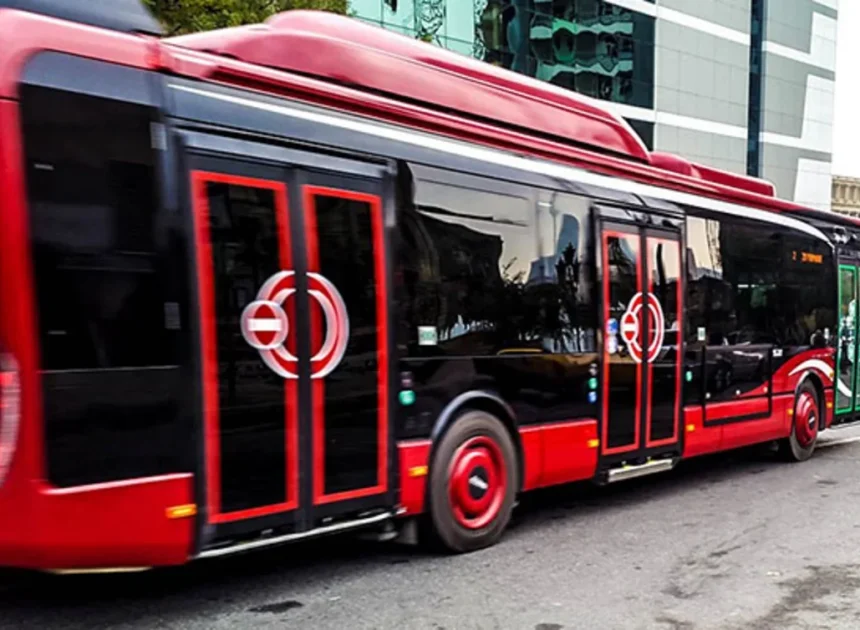 Gəncədə “BakuBus”un avtobusu qəza törətdi