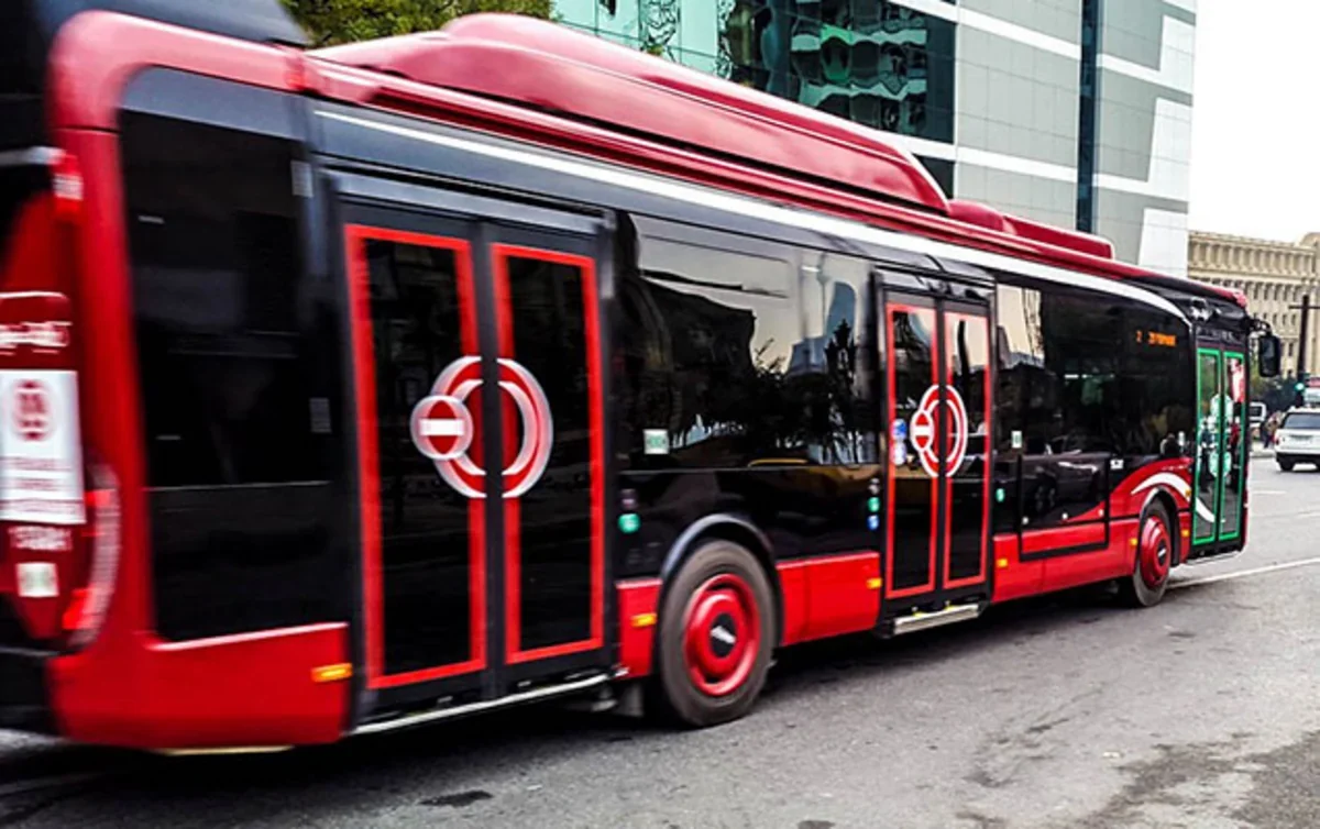 Gəncədə “BakuBus”un avtobusu qəza törətdi