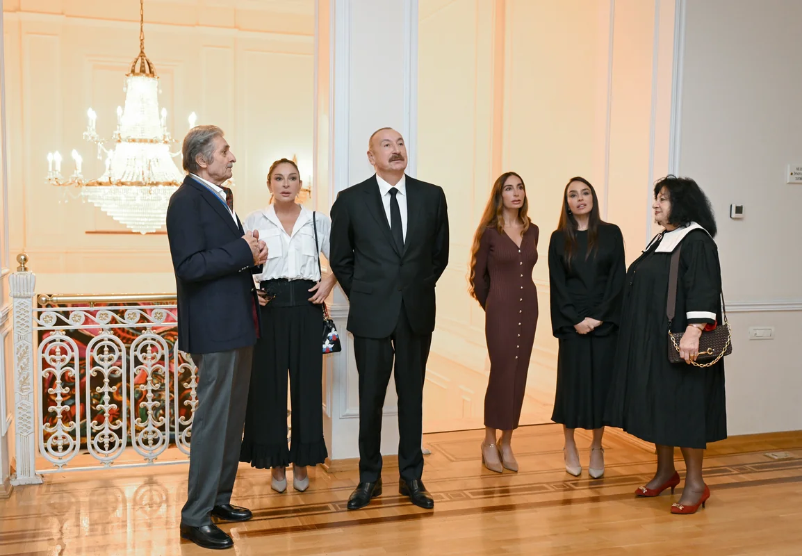 İlham Əliyev, Mehriban Əliyeva və ailə üzvləri “Mənim Abşeronum: Üstə gəl” adlı retrospektiv sərgi ilə tanış olublar